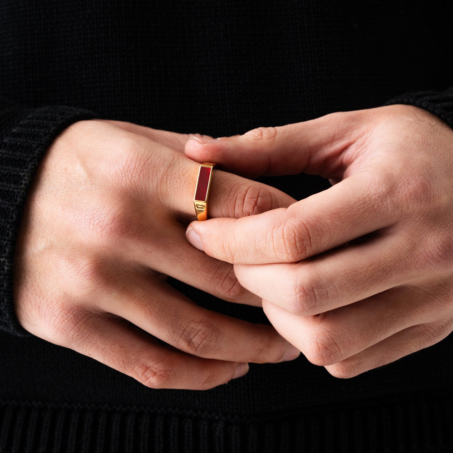 Rode Rechthoekige Steen Signet Ring (Goud)