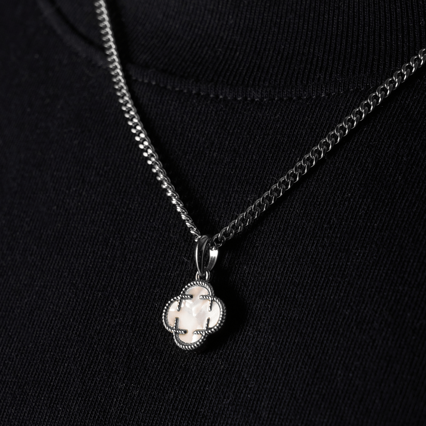 Witte Klaver Steen Hanger (Zilver)