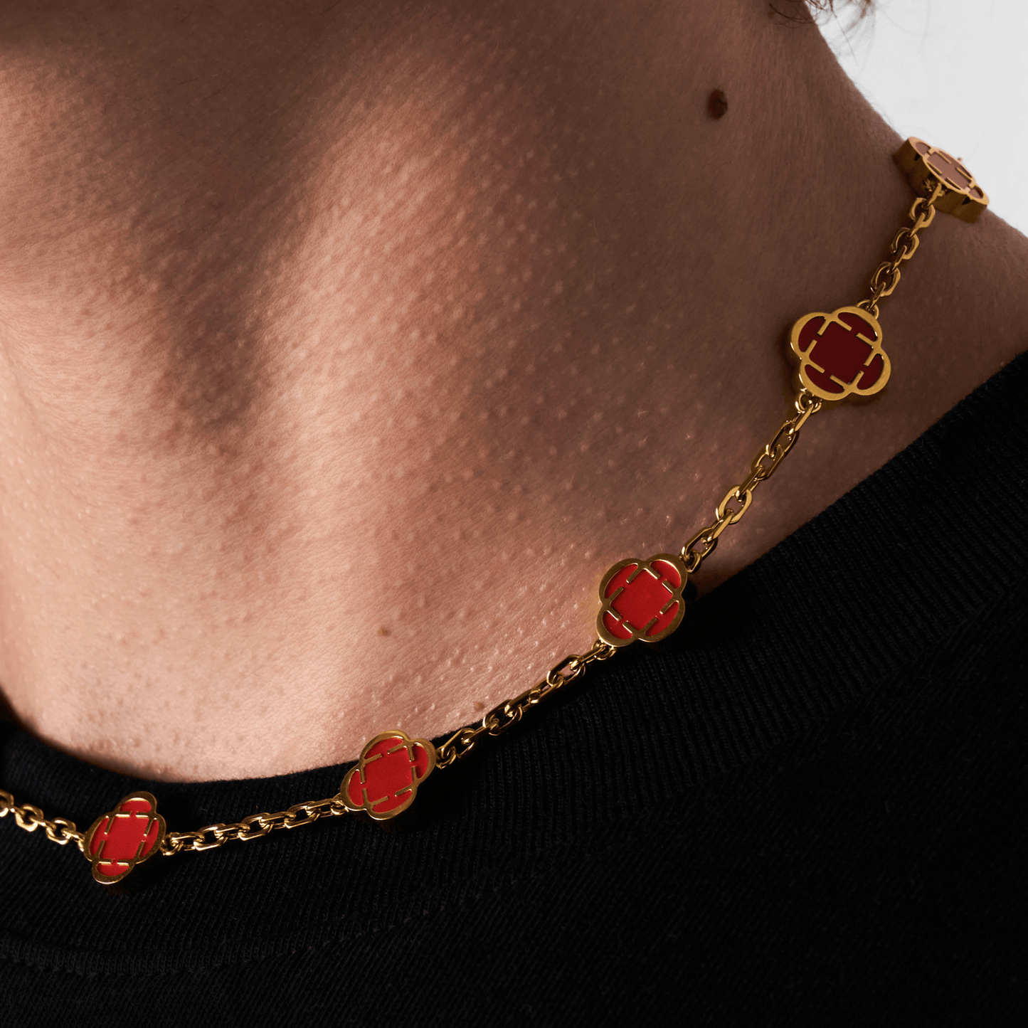 Licht Rode Klaver Steen Ketting (Goud)