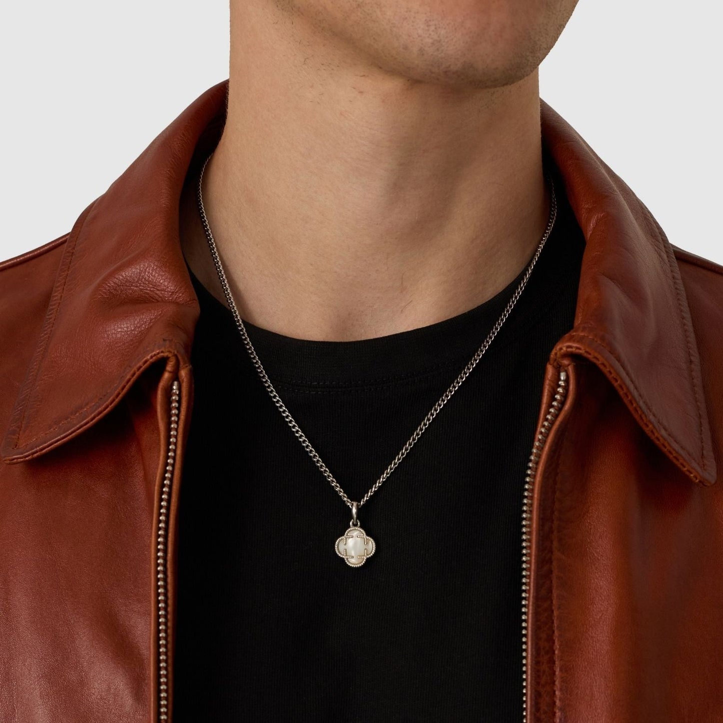 Witte Klaver Steen Hanger (Zilver)